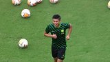 国安泰达赛前训练 巴坎布加练禁区背转身射门