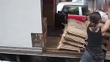 香港最美搬运工：苦干10年被疑作秀，牵手富豪后，如今怎样了？