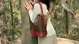 小姐姐被泼猴打劫了，这一幕看着好惨