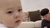 爸爸刚发的工资就被一岁半儿子套路了，爸爸不要小瞧我的智商