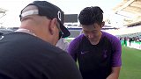 帅气欧巴暖心签名合影 热刺公开训练少女唱歌助威