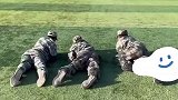 学生军训低姿态匍匐，分别模拟双腿和单腿中弹