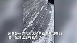 老人骑车摔倒躺雪地直哆嗦，男子停车拍视频上前搀扶：多车经过都没理睬