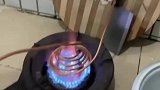 火炉缠上铜管就成了热水器！