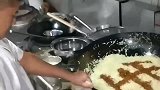 厨师在蛋炒饭上写字，再进行翻炒，生意好的绝技吗