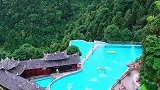 湖南一牛人在深山山顶建了一个露天游泳池，