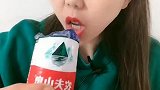 这个冰太好吃了，这个是蓝莓味了，嚼起来脆脆的！