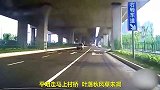 路人玩手机不看路被撞飞天，抬头一看电线杆！