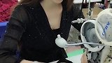 厂花姑娘要火啊，长得甜美可爱，手中缝的蕾丝衣服亮了