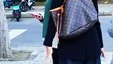 她虽然已是满头白发，但是优雅的气质却没有过时