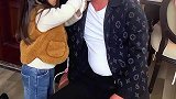 看到这一幕……这大概就是男人宠女儿的原因吧