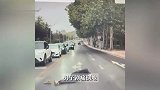 男子过马路时遭直行车辆压后脚跟！疼得当场倒地不起