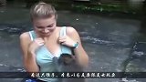 猴子看见美女失控了，在美女身上乱来，放开那女孩让我来
