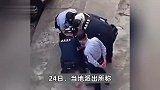 男子被制伏在地后，遭穿公安制服人员多次故意踩踏脚踝？派出所回应