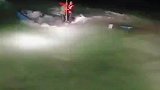 小船出海遇大风浪即将沉海，三人水中求救