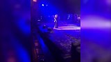 享受！水爷和友人共看演唱会 又唱又比耶心情美滋滋