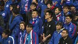 虹口看台申花小球迷抢镜 荣昊孩子面对大场面略显紧张哭闹不停
