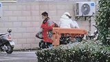 大雪中拖拉机送来“寒假作业”，学生：倒也没必要这么敬业