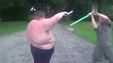 爆笑：瘦子和胖子玩耍剑游戏,胖子竟然被一个瘦子打败了！