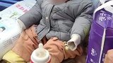 一岁半男婴被遗弃在三轮车上，报警后孩子被送孤儿院了