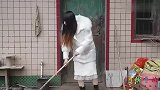 丈夫在外打工三年回家，妻子说没空去接他，丈夫回到家后感动了
