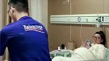 孕妻病房待产十分紧张，丈夫跳搞怪街舞缓解妻子情绪