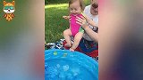 老妈将1岁宝宝扔进水中，下一秒请注意宝宝的反应，看一次笑一次