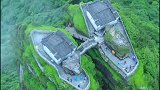 贵州大山里险峻的梵净山，顶上居然建有两座房子，怎么建的