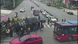暖心！货车在电瓶车面前侧翻司机被困 众人抬车救人   