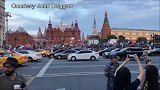 全城欢庆！莫斯科红场外集结无数球迷 一小哥疯狂挥舞国旗