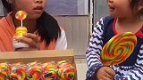 七彩童年：妹妹的棒棒糖真大啊