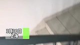 上海：清明节来临，老奶奶在楼道里烧纸