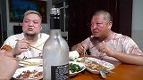 二货吃飞醋喝闷酒找兄弟开解，不料被媳妇数落一番