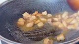 把鸡蛋打入大米内，加水一起煮，教你好吃做法，懒人饭真香