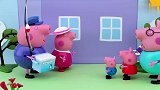 猪爸爸将佩奇和乔治送到猪爷爷家，猪爷爷带着他们出海啦
