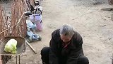 小两口一回家就拿东西，真是防不胜防啊