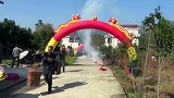 湖南农村一对新人结婚，新娘迫不及待打开嫁妆，里面尽是鸡蛋