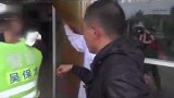 熊孩玩刀切断手指，父母抓狂他淡定