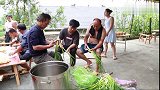 农村一户人家嫁女，先准备好拦门酒，就看新郎来如何闯关了