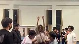 女生经过多次尝试，终于能够控制身体重心