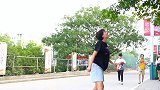 被两个小哥哥抬着摘石榴，感觉人生已经达到了高潮