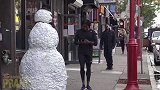 吓人雪人恶作剧，假扮成雪人吓路人，路人纷纷被吓