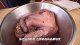 日本厨师用开水汆烫大章鱼，半生半熟爽脆弹牙！