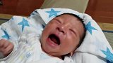 小婴儿出生第三晚，哭得奶声奶气，嘴巴张大的样子萌化了！