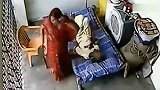男子总感觉妻子不对劲，查看家里监控，顿时无语