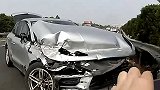 违法变道酿大祸！保时捷高速变身“碰碰车” 失控三连撞尖叫连连