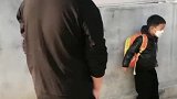 狗狗对小主人的护驾程度，坏人休想靠近