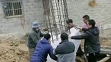 农村建筑必做步骤下钢丝笼，不知道怎么还要套一层塑料，农人的智