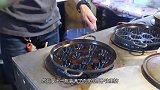 小伙街头卖“纯绿色”小吃，路人怀疑色素做的，老板：真不识货！