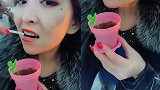 调皮的美女直播吃“土”，一口下去真相了，这不是我向往的生活